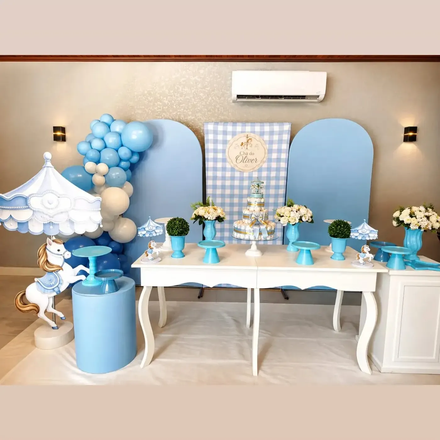 Salão interno climatizado com mesa de chá de bebê