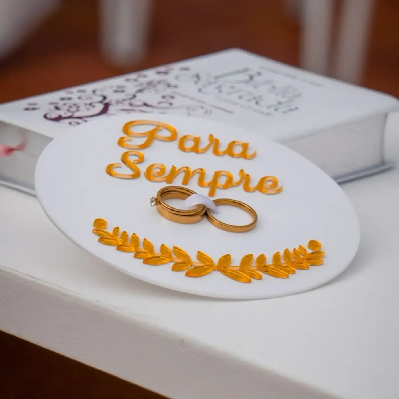 Placa 'Para Sempre' com alianças douradas