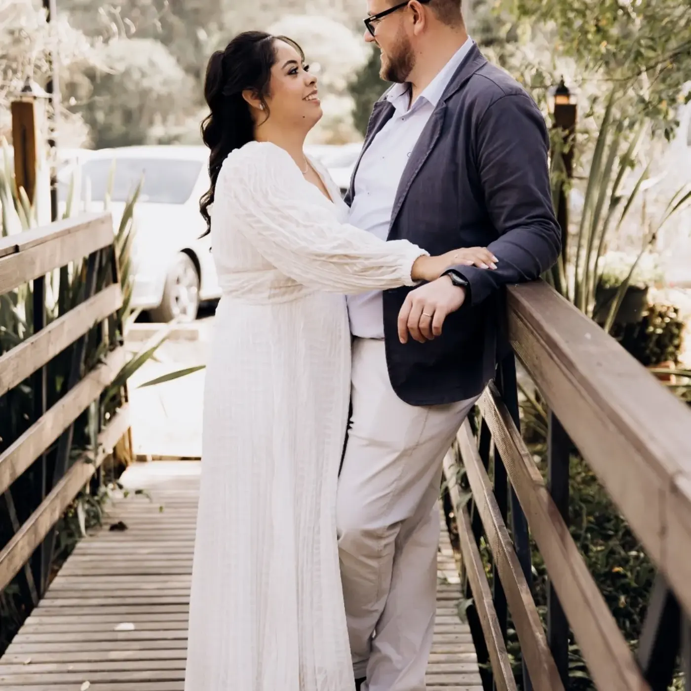 Casal abraçado no deck de madeira