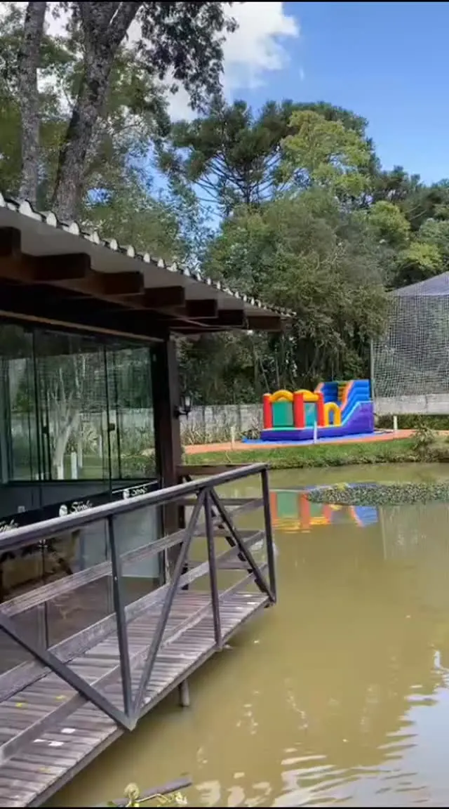 Lago com o deck e área de lazer ao fundo