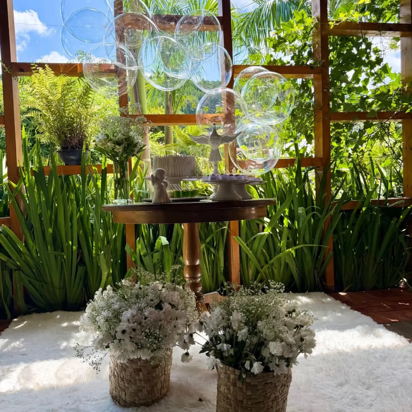Mesa decorada no pavilhão envidraçado, cercado de plantas