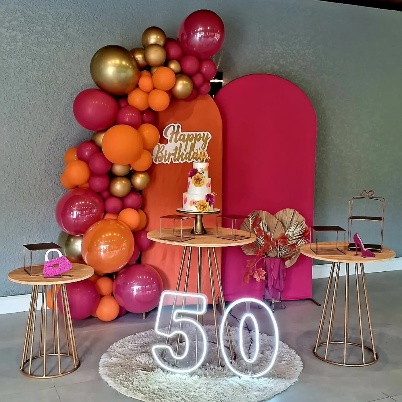 Mesa de aniversário de 50 anos com balões coloridos