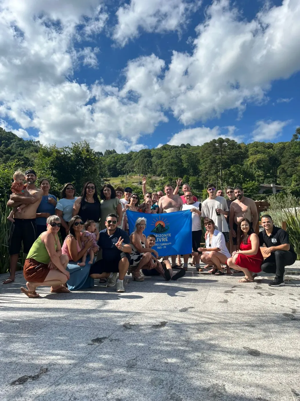 Grupo reunido em confraternização com as montanhas ao fundo